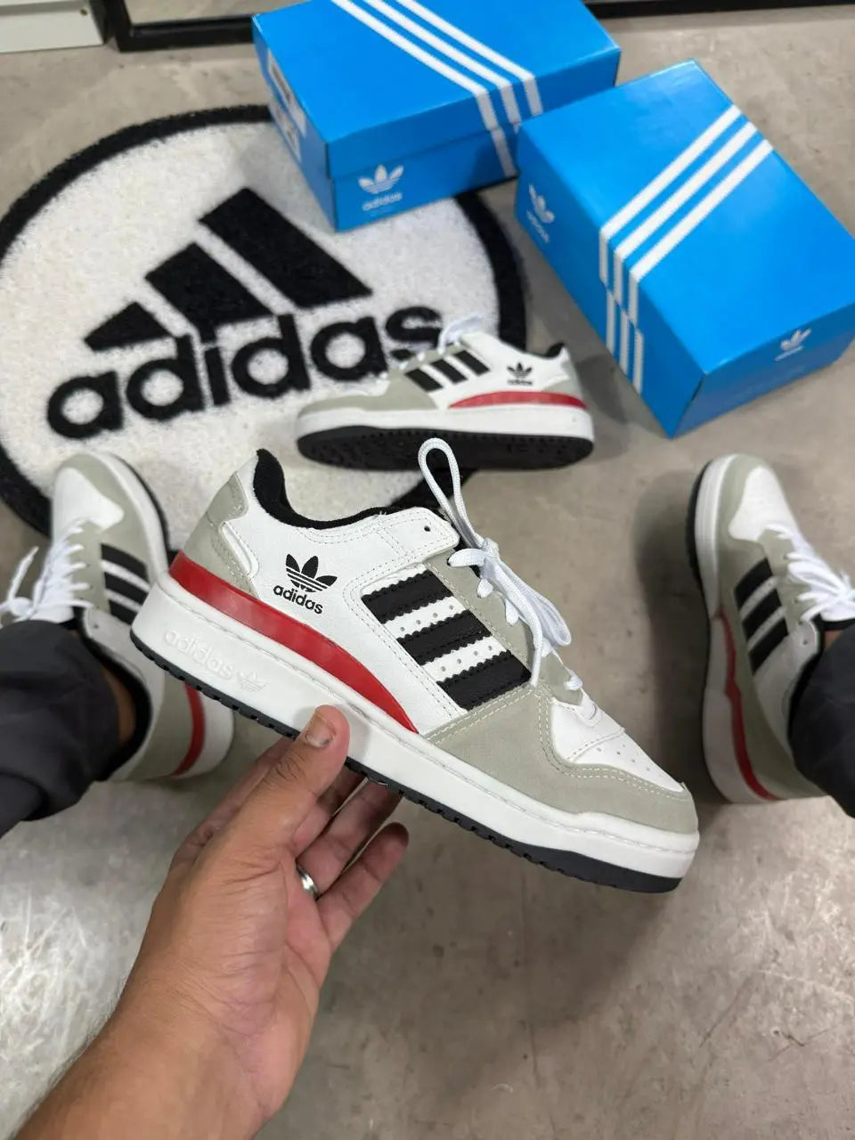 Adidas Forum Low Cinza e Vermelho