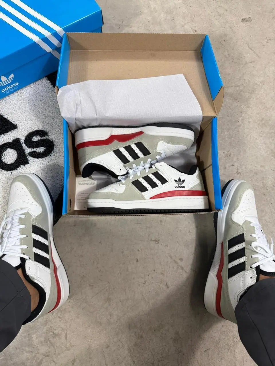 Adidas Forum Low Cinza e Vermelho